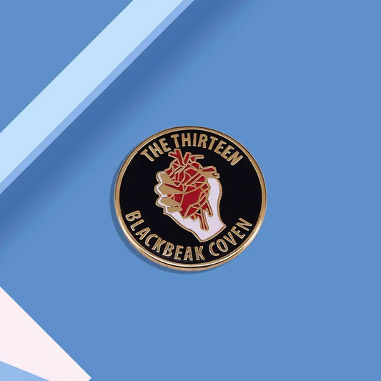 Pin de metal Las trece